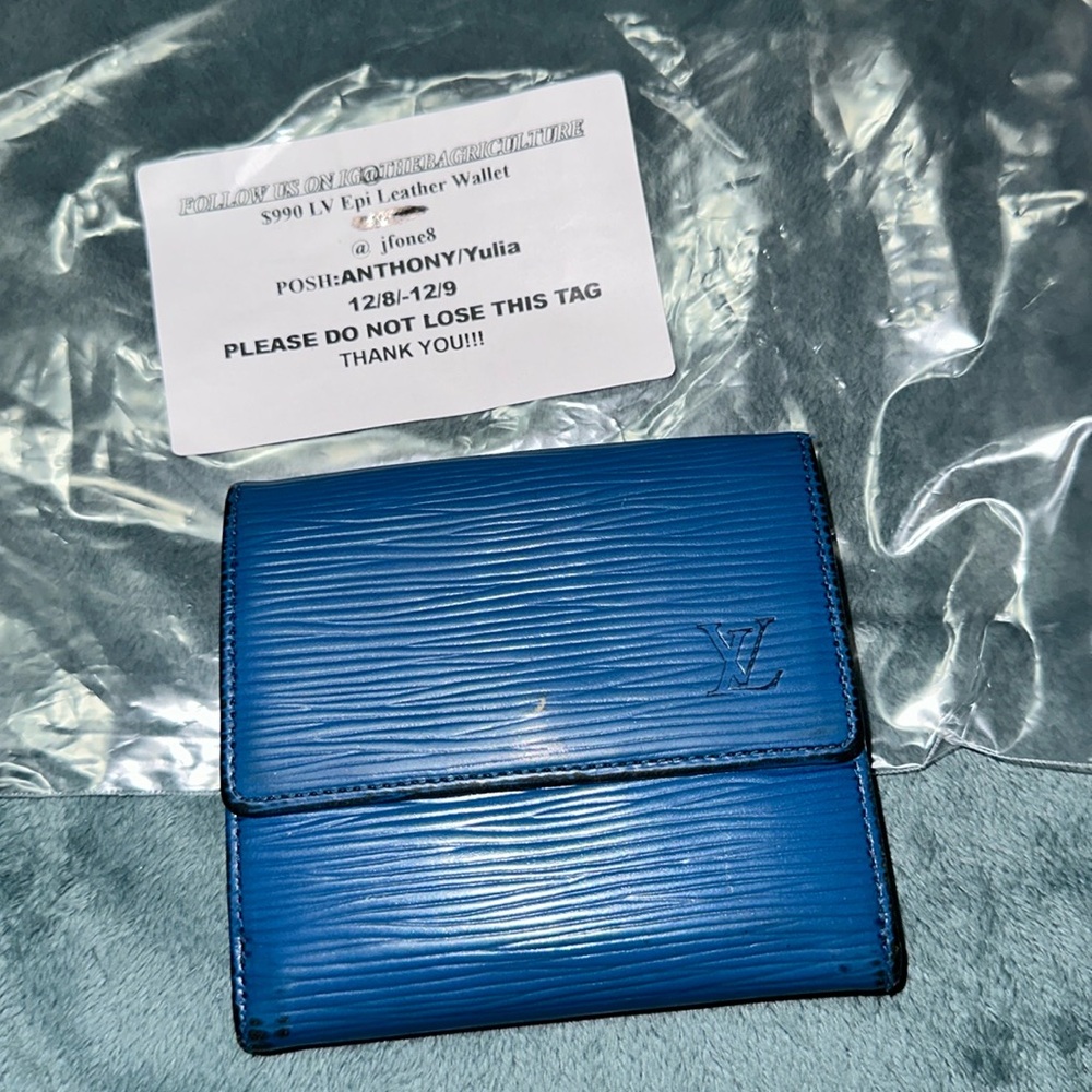 Louis Vuitton Blue leather Epi wallet snap button closure 💕